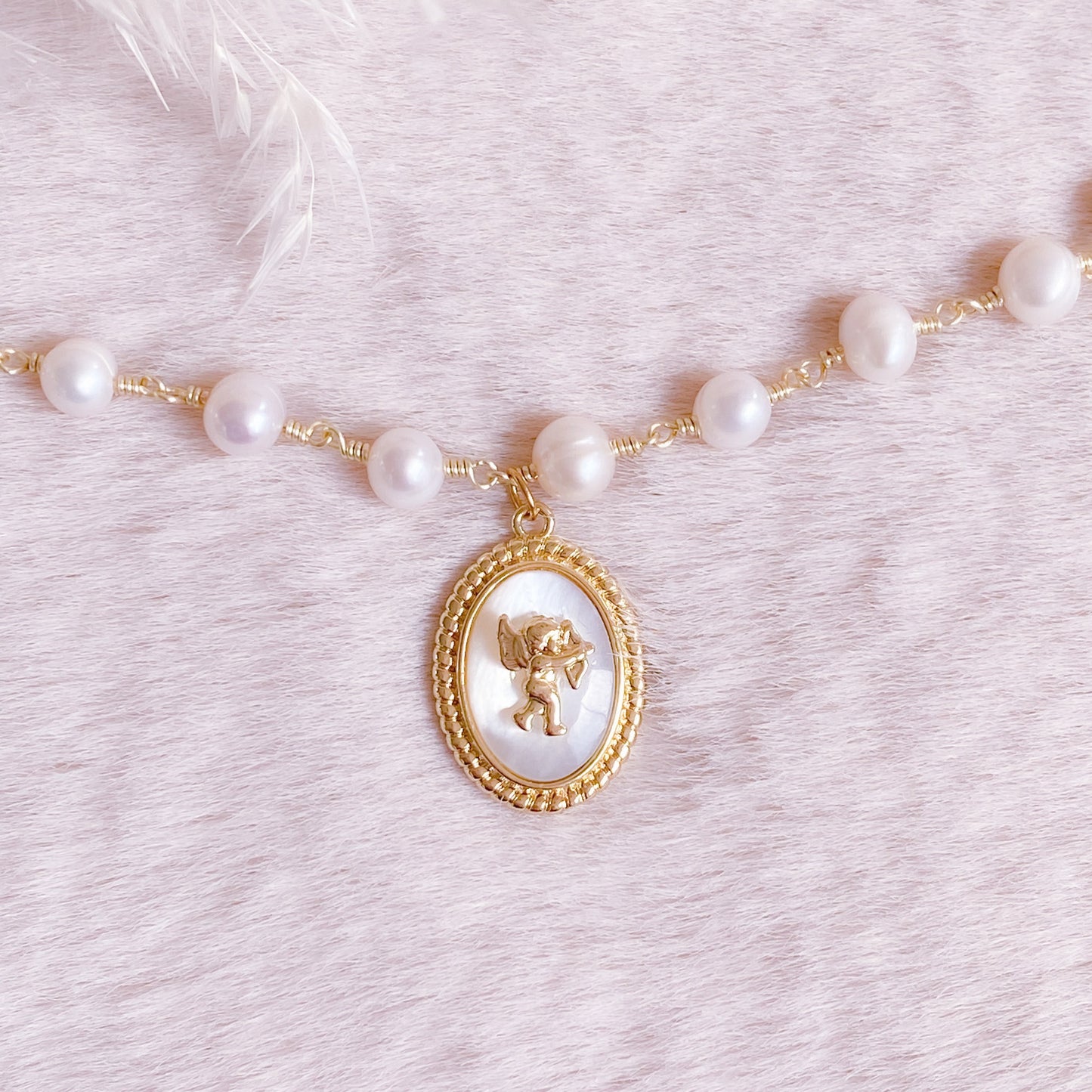 Girocollo Di Perle Cupid Medallion